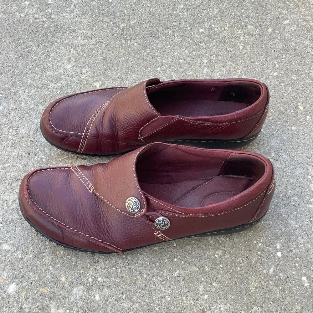 Clarks Bendables Womens 9M Burgundy Leather Slip On Loafers Button Detail 63066
